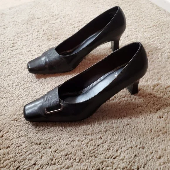 Black Heel Closed Toe Shoes Size 8 1/2 - Picture 3 of 7